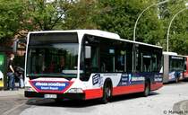 Hochbahn 2233 (HH DT 1215) macht Werbung fr Jrgen Schrder.
Aufgenommen in Alsterdorf, 21.8.2010.