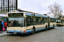 BVG 2825, ein MAN NG272 ex MBus Mnchengladbach, aufgenommen am Bahnhof Zoo in Berlin.