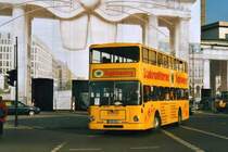 Sightseeing MAN SD200, aufgemommen im April 2002 am Brandenburger Tor. Das Brandenburger Tor wurde zum Aufnahmezeitpunkt renoviert und war eingerstet. Das Ostern nicht weit war sieht man an den Hasenzhnen der Telekom Werbung.