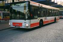 Bogestra 9805, ein MAN NL263, aufgenommen im Mai 2002 in Bochum am Hauptbahnhof.