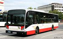 Hochbahn 2526 (HH HN 2526) macht Werrbung fr ,Die Trauringe,.
Aufgenommen am ZOB Altona, 21.8.2010. 