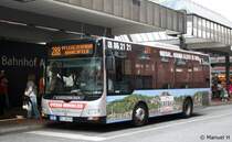 PVG 0949 (PI DA 574) macht Werbung f�r Grebau.
Aufgenommen am ZOB Altona, 21.8.2010.
