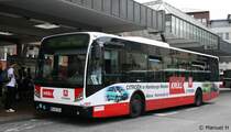 Hochbahn 2425 (HH HN 2425) macht Werbung f�r Kr�ll.
Aufgenommen am ZOB Altona, 21.8.2010.
