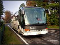 Ein Kssbohrer Setra der Grorssener Firma Jaich-Reisen wartet an der Bahnschranke in Wahrenbrck auf Weiterfahrt, 20.10.06.