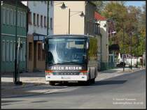 Ein Kssbohrer Setra der Firma Jaich-Reisen aus Grorssen an der Ersatzhaltestelle in der Falkenberger Bahnhofstrasse, 31.10.06.