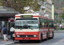 VB - Trolleybus Nr. 67 beid er Haltestelle vor dem SBB Bahnhof  Biel eingeteilt auf der Linie 4 nach MAUCHAMP am 19.10.2007