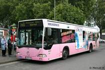 KVB 230 (K VB 230).
Bei der KVB gibt es sehr wenige Werbebusse.
Aber wenn mal einer kommt dann ist der sehr interessant wie dieser.
Er macht f�r das Musical Hairspray Werbung.
Aufgenommen vor dem Betriebshof K�ln Niehl, 29.8.2010.