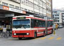 VB - Trolleybus Nr. 72 unterwegs in den Strassen von Biel ( mit einem Durchh�nger :-)  ) eingeteilt auf der Linie 4 nach NIDAU am 19.10.2007