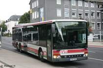 BVR 2147 (D BV 8101).
Aufgenommen am Postamt in Velbert, 1.9.2010.
Dies ist einer der wenigen Busse von BVR die noch nicht in DB rot unterwegs sind.