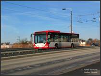 Ein hbscher MB Citaro von Cottbusverkehr berquert die Bahnhofsbrcke am Hbf Cottbus, 24.11.06.