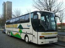 K - Setra , Der Reise Stern  vom Unternehmen Hausemann und Mager,
in Hagen, am Dortmunder Hbf/Bbf.(28.11.2007)