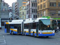 trn La Chaux de Fonds - Solaris Trolleybus Nr.121 unterwegs auf der Linie 1 beim Bahnhof von La Chaux de Fonds im Abendlicht am 22.03.2011


