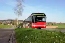 Zu guter letzt ist hier Wagen 288 zu sehen, wiederum bereits auf dem Rckweg. Er hat soeben Seuzach hinter sich gelassen und nimmt die Steigung ber den Amelenberg in Angriff (wobei der Name  Berg  fr die kleine Anhhe etwas hoch gegriffen ist...) 7.4.2011. 