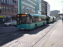Ein Dreierpack in Frankfurt am Main Hbf am 08.04.11 vorne Solaris von Veolia dahinter zwei Volvo 7700 von Arriva Sippel 