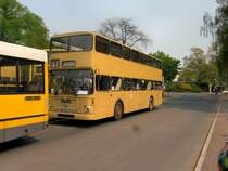 MAN-Doppeldeckerbus als Linie 76A hinter einem Linienbus ,Mai 2007