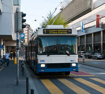 Wagen 266 der Verkehrsbetriebe Luzern (vbl) am 9. April 2011 am L�wenplatz.