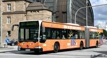 Hochbahn 7023 (HH YN 1464) mit Werbung f�r ILS.
Aufgenommen am HBF Hamburg, 2.9.2010.