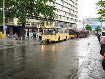 Hist. Stadtbus vor Niederflurbus im str�menden Regen am Ausstieg Bahnhof Zoo, Mai 2007
