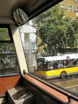 Blick aus dem Oberdeck einer Doppeldeckerbusses der BVG auf einen Niederflurbus, Linie Hermannstrasse - Alt Buckow, Sommer 2007