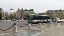 Renault Irisbus der RATP auf dem Charles de Gaulles �toile (l'Arc de Triomphe). Der Bus f�hrt die Linie 22 nach Porte de Saint-Cloud.