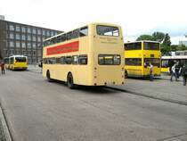 Hist. Doppeldeckerbus und moderne Busse der BVG an der Bhst. Bahnhof Zoo, Mai 2007