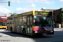 VHH 0001 (HH U 2351) mit einer sehr Bunten Werbung.
Aufgenommen am HBF Hamburg, 2.9.2010.