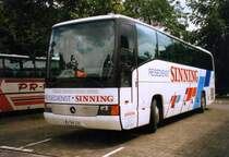 Mercedes O404 RHD, aufgenommen im August 1998 auf dem Parkplatz der Westfalenhallen in Dortmund.