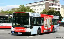 Jasper 8342 (HH JA 3142) mit Werbung f�r Harrys Fliesenmarkt.
Aufgenommen am ZOB Altona, 2.9.2010.