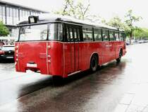 Hist. B�ssing-Bus aus Hamburg im Einsatz bei den Sonderfahrten Bhf. Zoo - Spandau im Mai 2007, hier im str�menden Regen am Bhf. Zoo