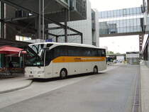 Ein Mercedes Benz Tourismo von der Lufthansa am 16.04.11 in Frankfurt Flughafen 