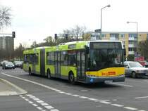 Solaris Urbino auf der Linie M49 nach Staaken Heerstra�e/Nennhauser Damm an der Haltestelle Spandau Gatower Stra�e/Heerstra�e.