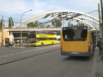 Merces-banz CITARO-Bus an der Hst. S-Bhf Pankow, im Hintergrund Doppeldeckerbus, Aufnahme: Sommer 2007