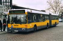 BVG 2628, ein Mercedes O405 GN, aufgenommen im April 2002 am Bahnhof Zoo in Berlin.