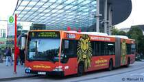 Hochbahn 7351 (HH HN 2351) mit Werbung f�r das Musical, Der K�nig der L�wen,.
Aufgenommen am HBF Hamburg, 2.9.2010.