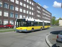 Solaris Urbino auf der Linie X9 nach Flughafen Tegel an der Haltestelle Hertzallee.