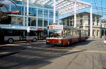 Mercedes Trolley 141 am 17.11.2007 vor dem Bahnhof SBB in Winterthur. Man beachte auch nur den kleinen Ausschnitt der Oberleitungen f�r die Trolleys. 
