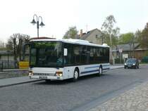 Setra S 300er-Serie NF auf der Linie 951 nach S-Bahnhof Fredersdorf an der Haltestelle R�dersdorf Marktplatz.