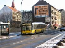 Niederflurbus der BVG auf der Br�cke am S-Bhf. Hermannstrasse, Winter 2006