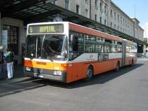 MB 405 G Nr. 296 auf der Linie 5 bei der Haltestelle Gare Cornavin, 20.04.2011.