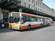 MB 405 GN Nr. 207 auf der Linie 8 bei der Haltestelle Gare Cornavin, 20.04.2011.