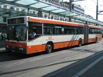 MB 405 Gn Nr. 211 auf der Linie 1 bei der Haltestelle Gare Cornavin, 20.04.2011.