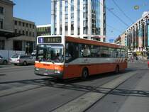 MB 405 Nr. 572 auf der Linie 1 bei der Haltestelle Gare Cornavin, 20.04.2011.
