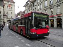 Hess Trolleybus mit der Betriebsnummer 15 auf der Linie 12 beim K�figturm an der Marktgasse in Bern. Die Aufnahme stammt vom 14.04.2011.