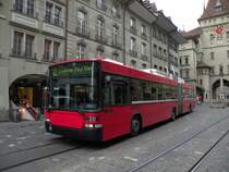 Hess Trolleybus mit der Betriebsnummer 20 auf der Linie 12 beim K�figturm an der Marktgasse in Bern. Die Aufnahme stammt vom 14.04.2011.