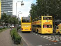 BVG-Linienbus �berholt Stadtrundfahrtbus beim Europacenter, Sommer 2007