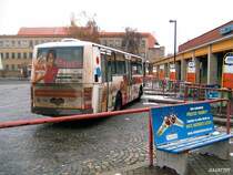 Stadtverkehr Cheb - Karosa B932E SOA 20-19 mit Vollwerbung einen lokalen Radiosender und Werbeagentur aus Karlsbad, Busbahnhof Cheb (Eger), 26. 11. 2007