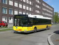 MAN Niederflurbus 2. Generation auf der Linie 110 nach U-Bahnhof Oskar-Helene-Heim an der Haltestelle Hertzallee.