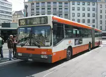 MB 405 GN Nr. 205 auf der Linie 15 (Tramersatz) bei der Haltestelle Gare Cornavin, 20.04.2011.