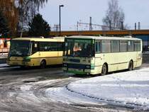 Links SOR BN12 2K0 8493 (einer der zwei Egerer Low-Entry-Stadtbusse, auch als  Kamel  bekannt) f�hrt in die Garage, links Karosa C734 1K3 9863 aus der �berlandlinie nach Plesna (Pleissen), der einzige �ltere Karosa-Bus in neuen Firmenfarben. Busbahnhof Cheb (Eger), 28. 11. 2007