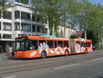 Neu fahren auf der Linie 50 zwei MAN Busse mit der Vollwerbung f�r die Billig Fluggesellschaft Easy Yet. Hier sehen wir den MAN Bus 785 mit silberigen Felgen auf der ersten Achse im Steinenring in Basel. Die Aufnahme stammt vom 21.04.2011.